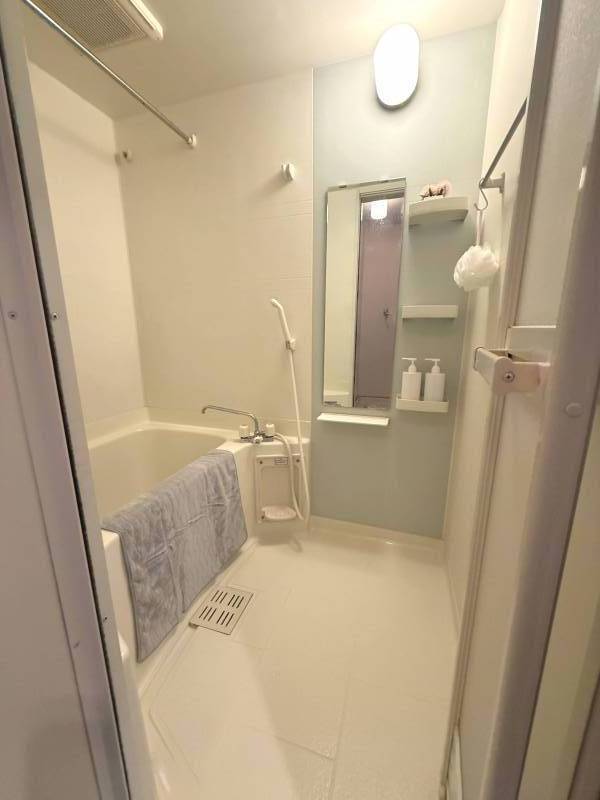 鏡・収納付きで使いやすい清潔感のある浴室です！