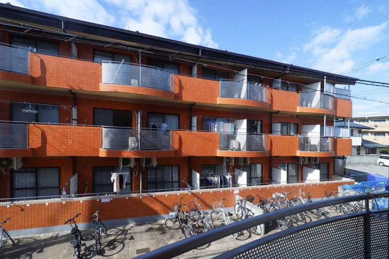 ベランダからの眺望、道路挟んでの建物で日当たり良く風通る