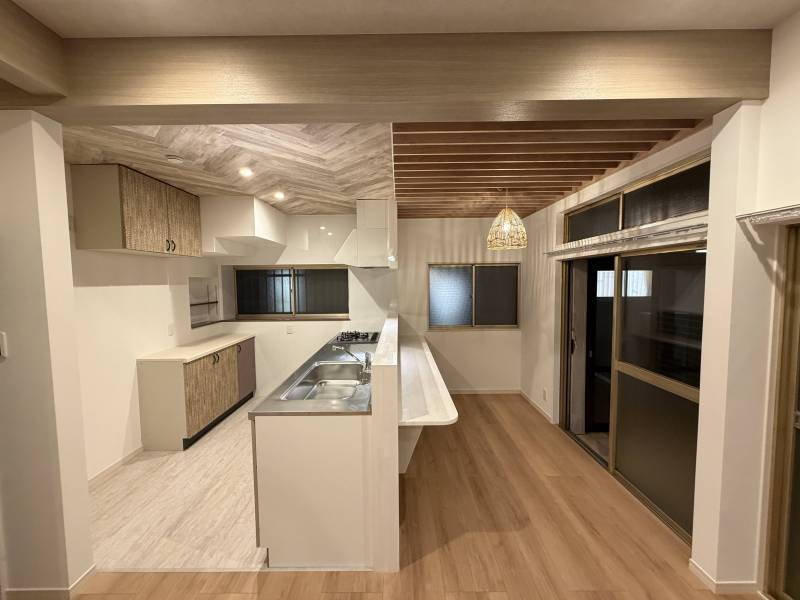 対面キッチンでキッチンは収納スペースたくさんあります