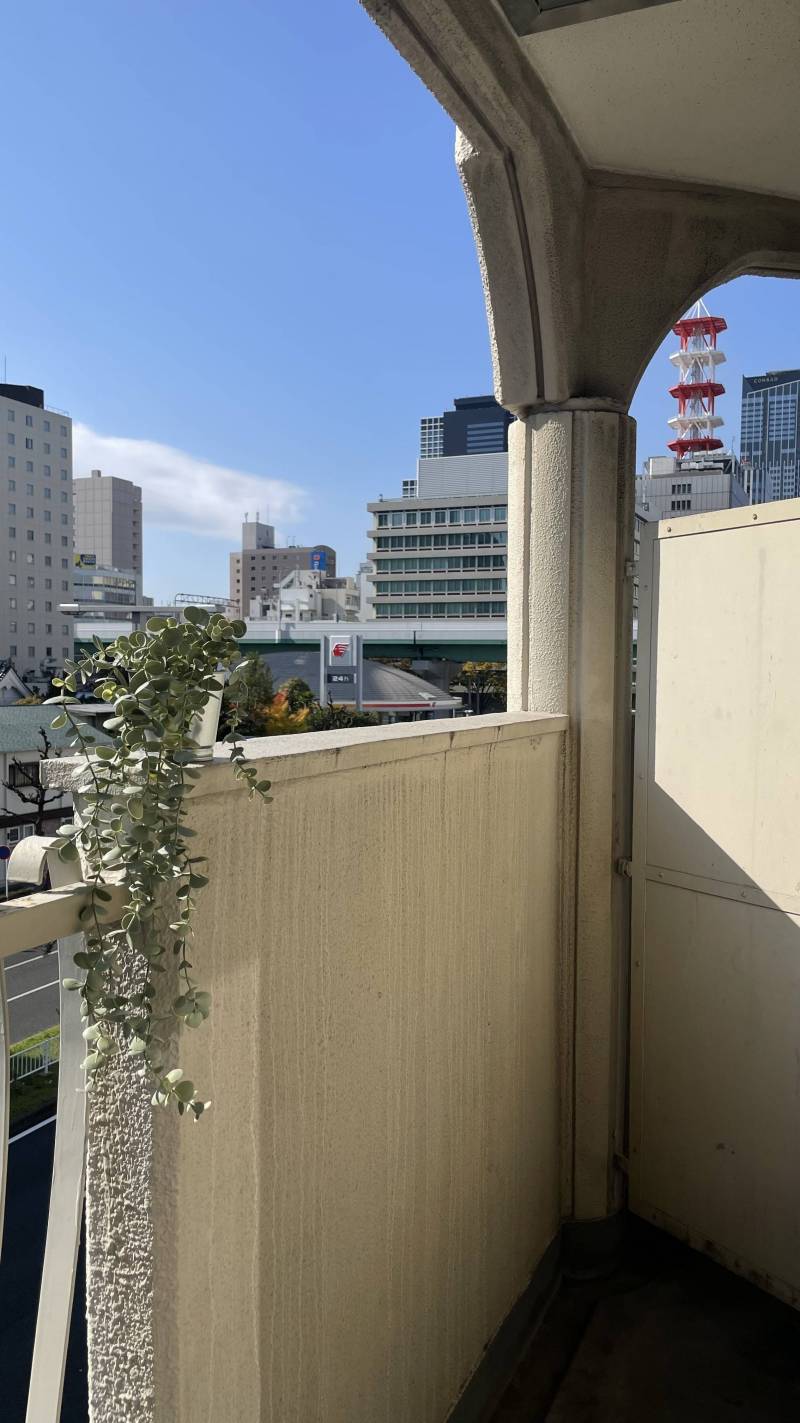 ベランダに、椅子と机を置いてゆっくりできるスペースがあります