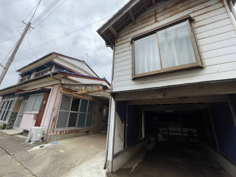 ８DKの古いお家ですが南東向きで風通しが良いです！車庫あり。