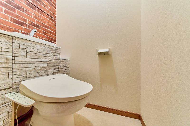トイレは収納棚付き