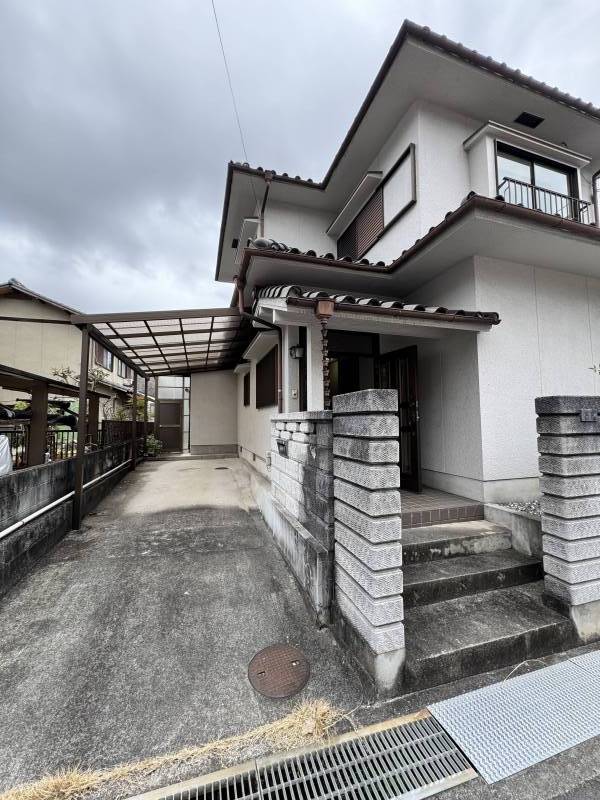 玄関と駐車場。軽２台可。