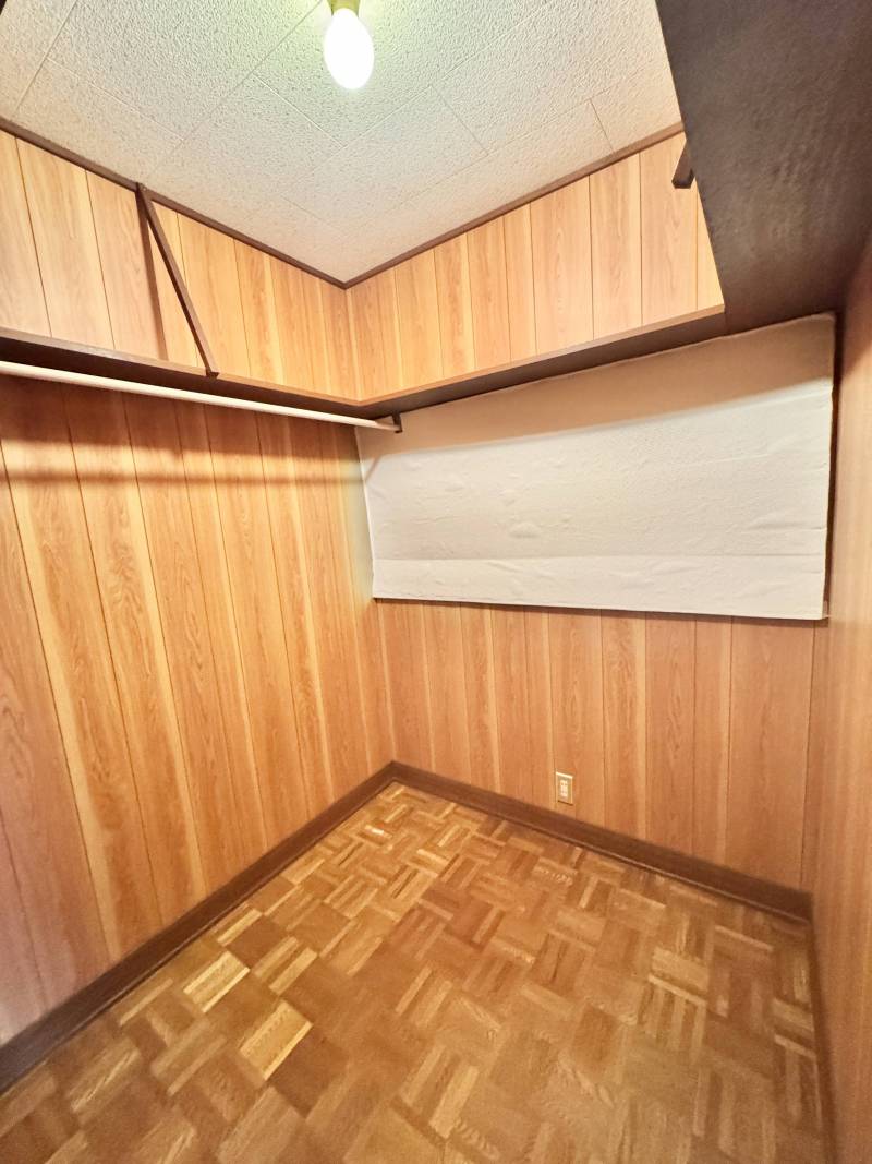 ２Ｆの納戸。窓を塞ぎクローゼット化しました(Ｒ８.４月)。