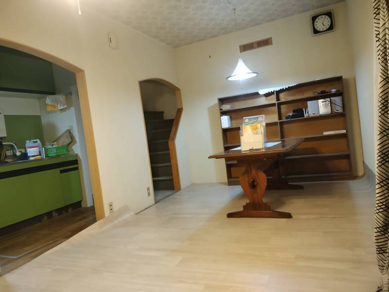 リビングです。クッションフロアを新しいものに変更作業中です