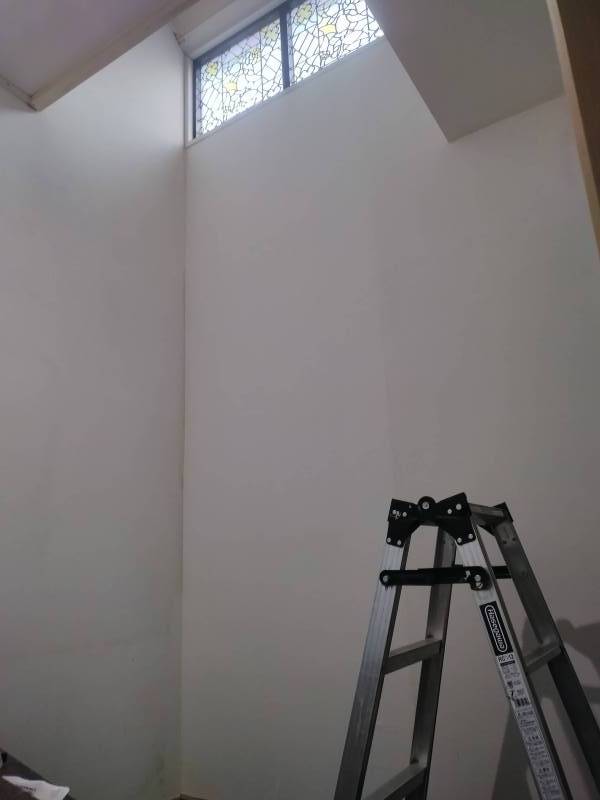 玄関の吹き抜け、一部壁紙を新しくしました！