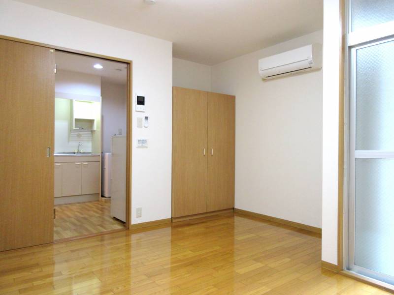 居間はお洒落なアクセントクロス張
