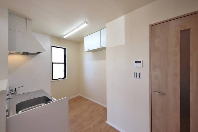 キッチンの入口。ドア左側に見えるのはお風呂のリモコンです