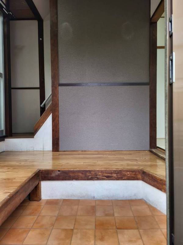 靴は床下に収納可。アクセントクロスでオシャレ。