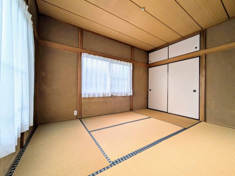 2階の北側の和室も2面採光で、大容量の押入れ収納も完備！