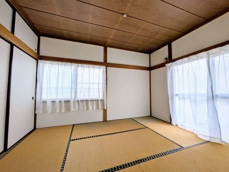 2階の南側和室の壁も漆喰塗り！
2面採光で明るい和室です♪