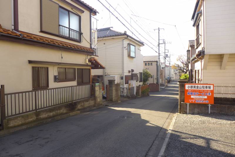 目の前には月極場。他にもあります。