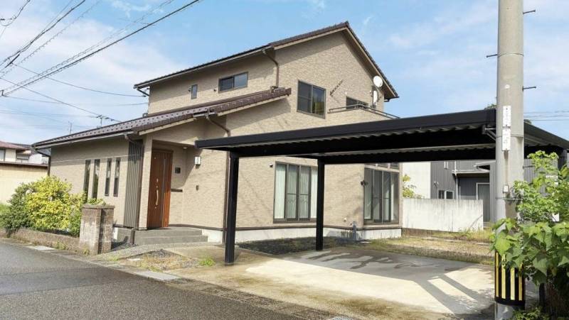 前面道路は公道で車通りも少なく駐車スペースもゆったり♪