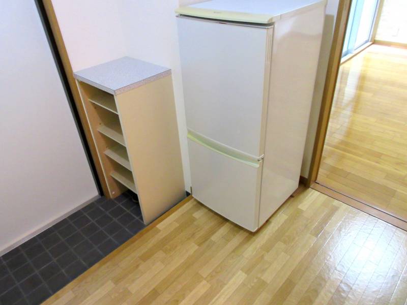 台所から玄関・居間を見る
