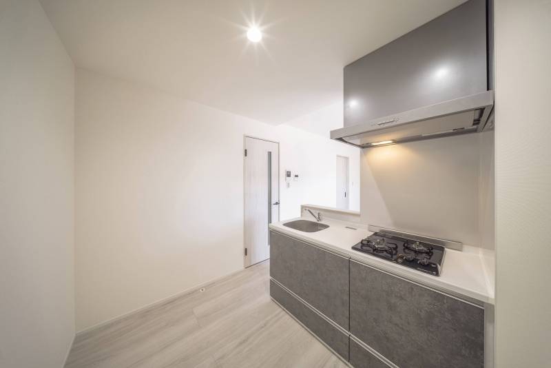 ガスコンロ対応／2口コンロありで料理好きにも嬉しい。