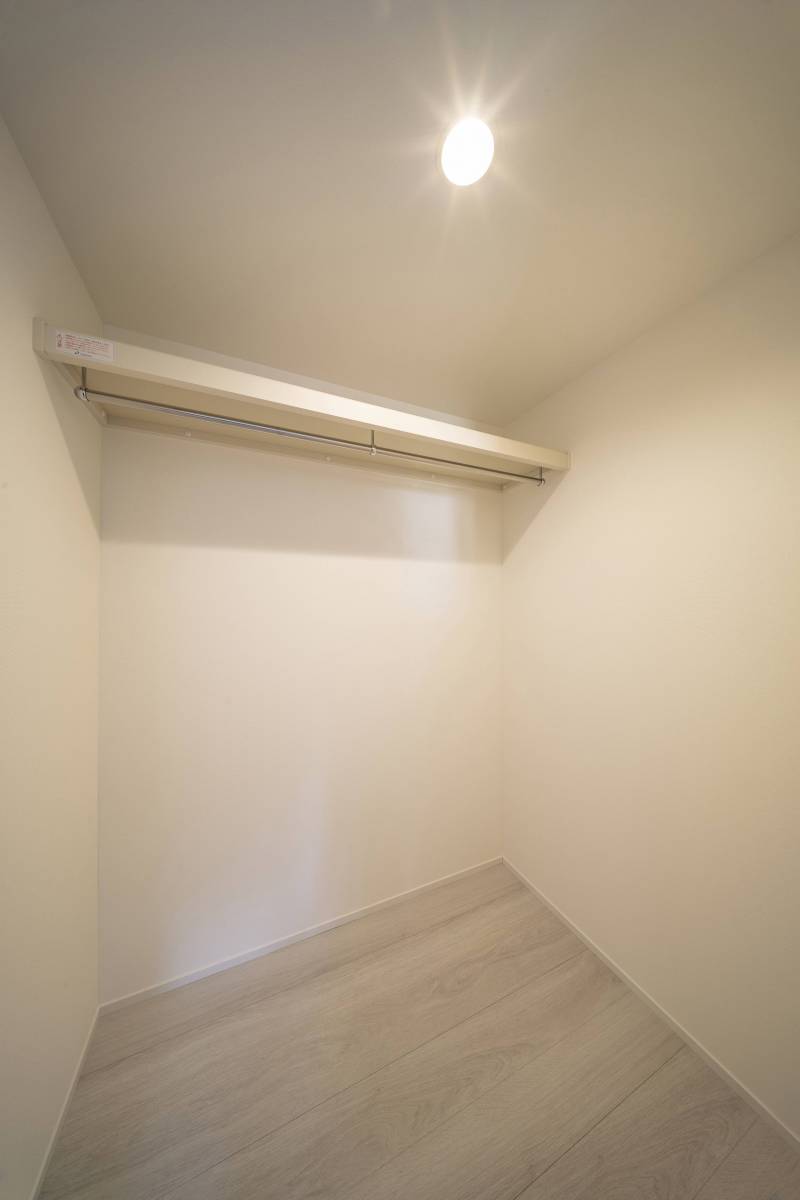 広々ウォークイン♪たっぷり収納でお部屋すっきり