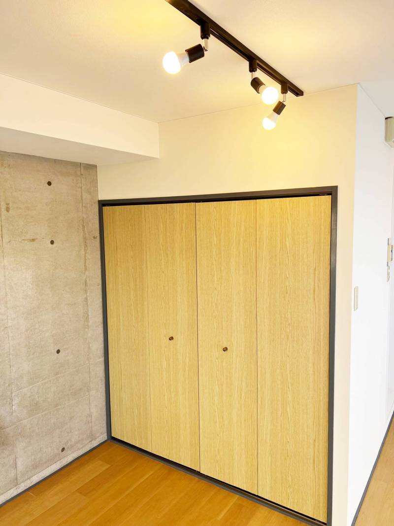 クローゼットも完備。収納家具は不要です。