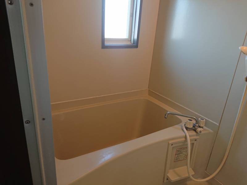 広い浴槽、意外と貴重な窓のあるお風呂です♪