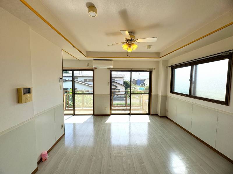 エアコン付きの明るく広い部屋