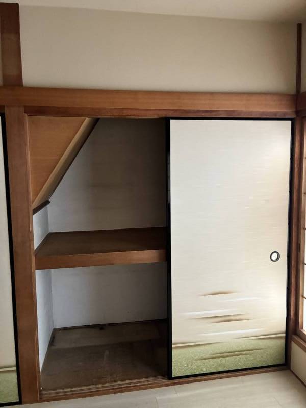 １F　洋室　階段下押入