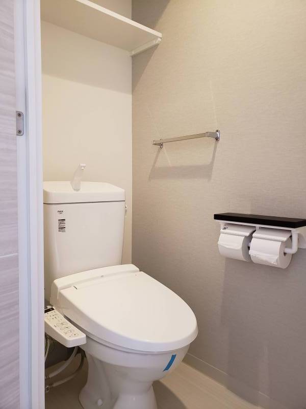 ウォッシュレット付き温水洗浄便座、ダブルのホルダー付き