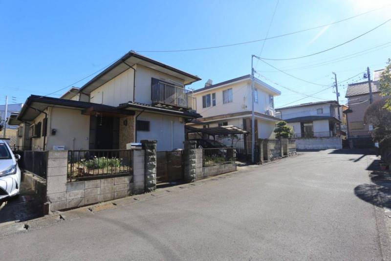 前面道路は広いので、焦らずに駐車できますね