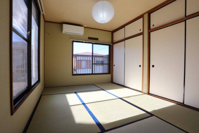 2階　西側の6畳の和室。明るい日が差し込みます。