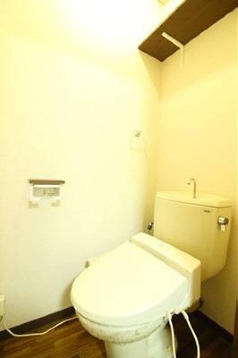 温水洗浄便座・スマホ置ける棚あり