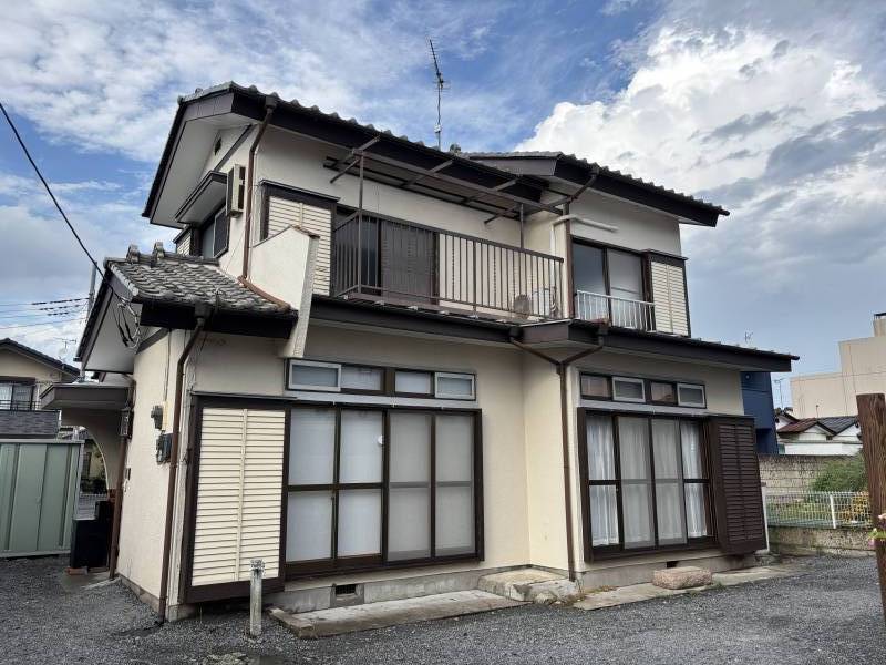 白と茶のシックな外観！陽当たりいいから洗濯物が良く乾きます！