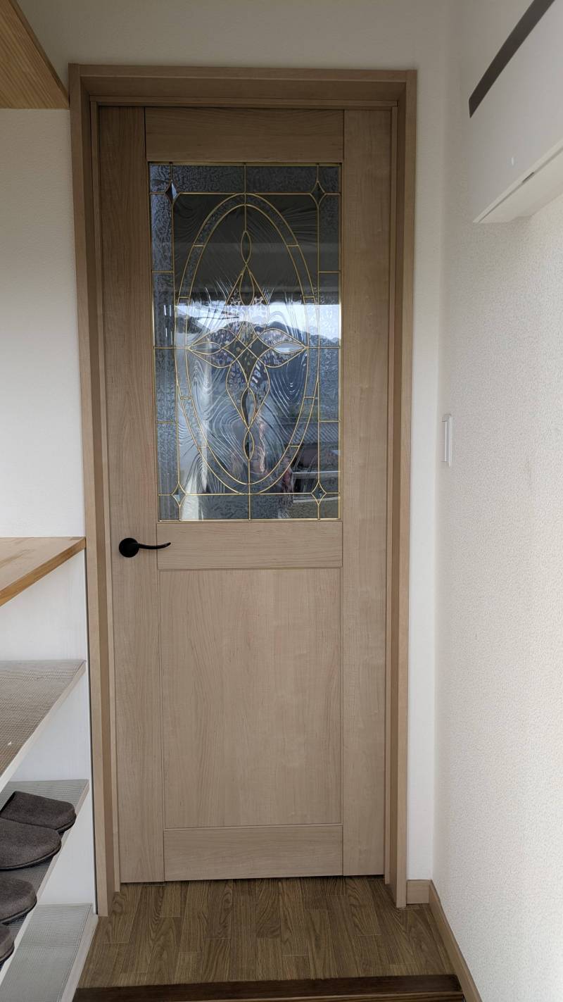 玄関はステンドグラス調ドアで部屋を仕切っています