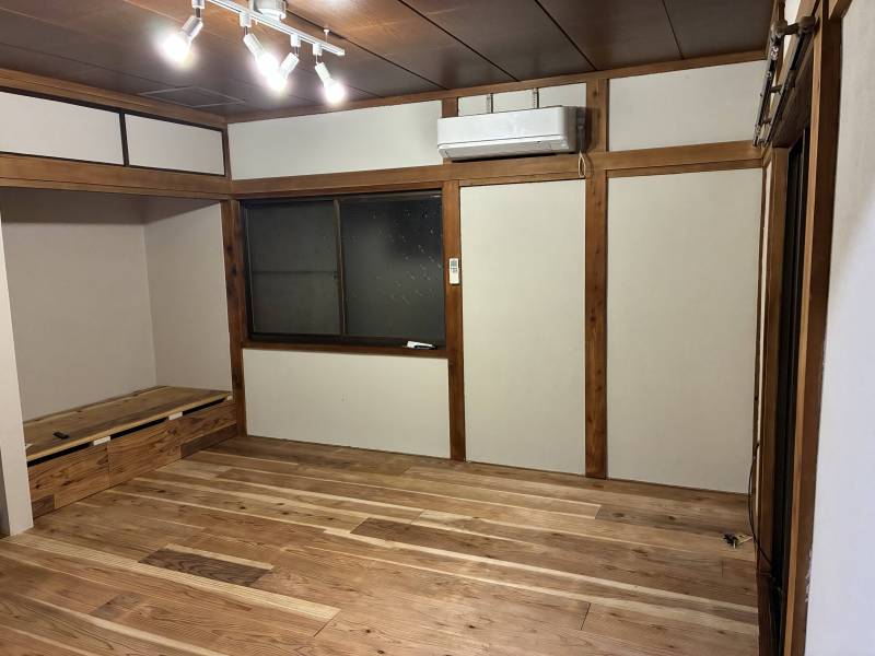 リビングは無垢の杉板、塗り壁の自然素材