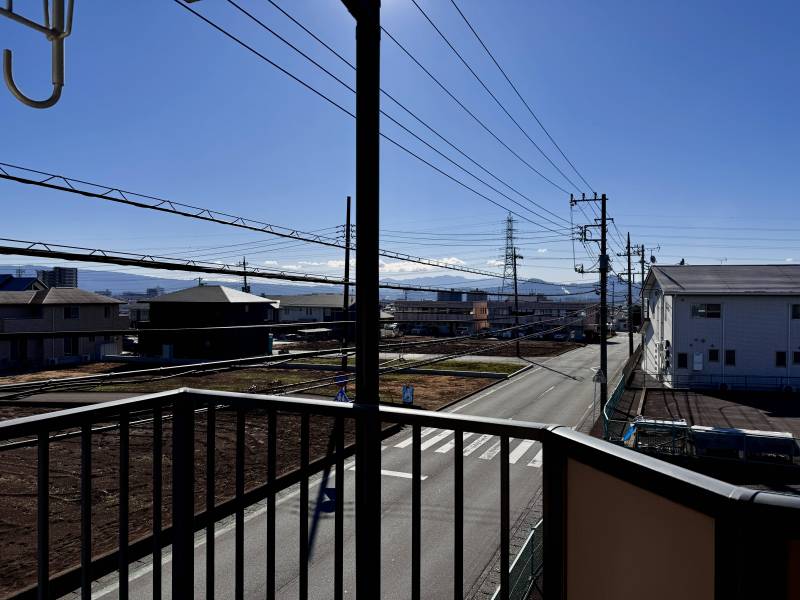 ベランダからの眺めはとてもよく、ひなたぼっこには最適です。