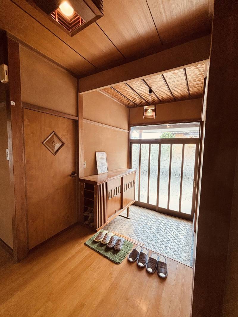 趣ある玄関・採光窓付き