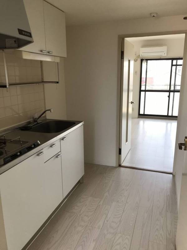 キッチンは収納充実、二口コンロです。