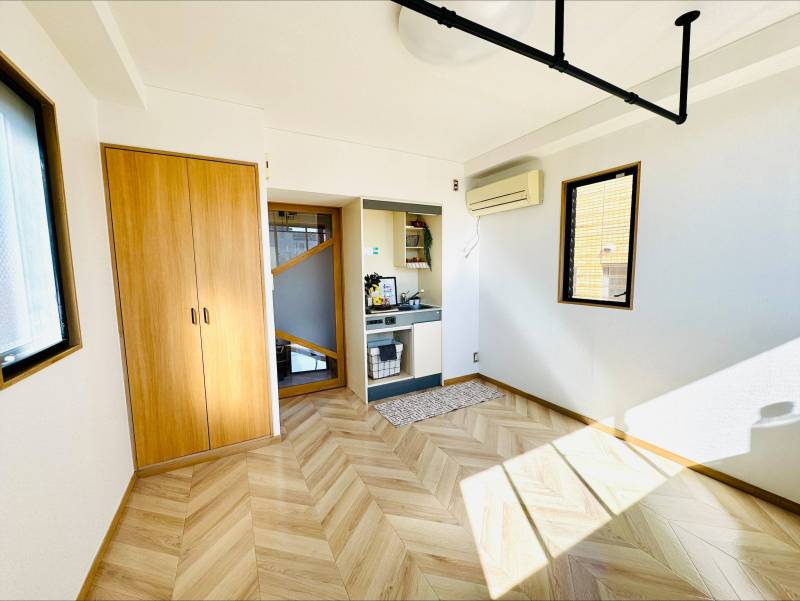 ヘリンボーン調のおしゃれなフローリング‼