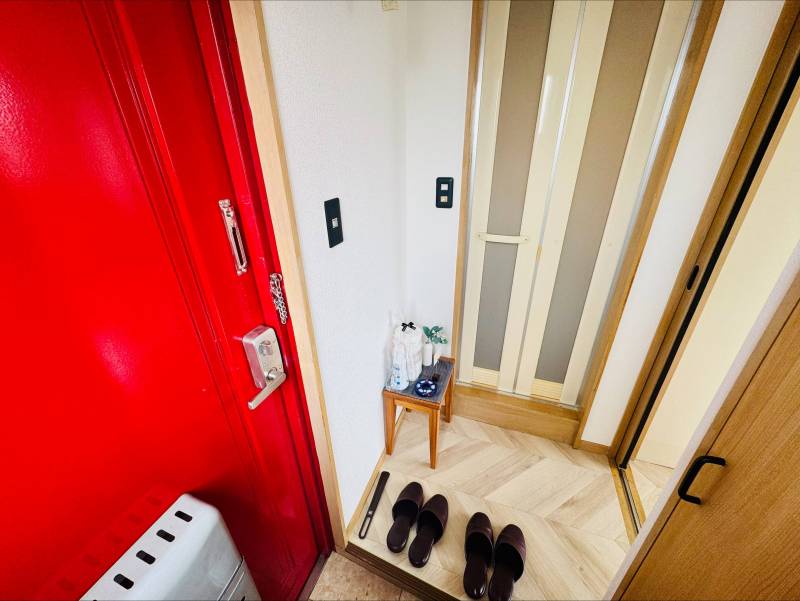 赤いドアが印象的なおしゃれな玄関♪