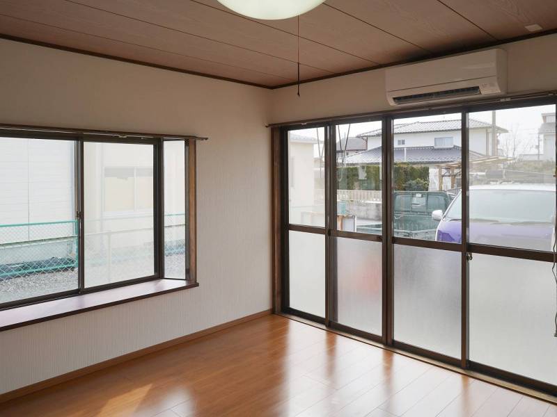 １０１号室は出窓付き