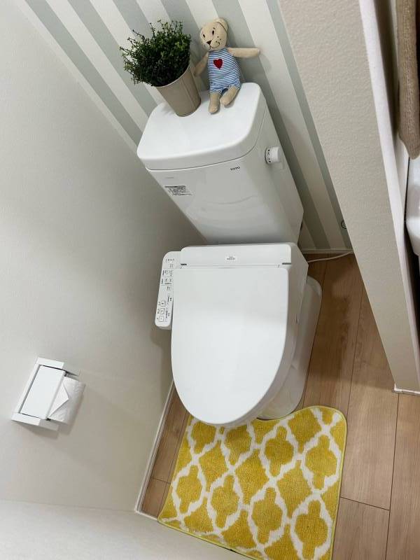 温水便座とアクセントクロス。トイレであることを忘れますね。