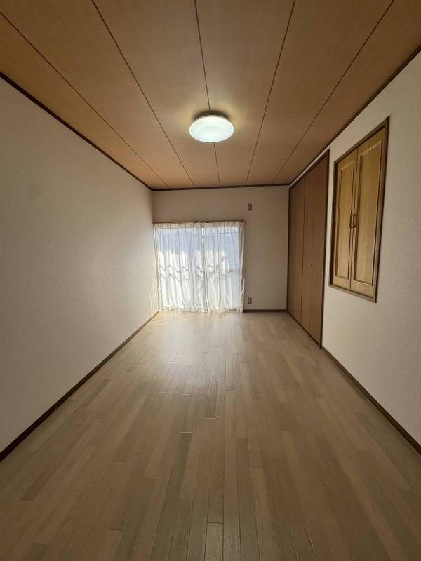 階段を上がってすぐの部屋です。こちらもクローゼット付きです。