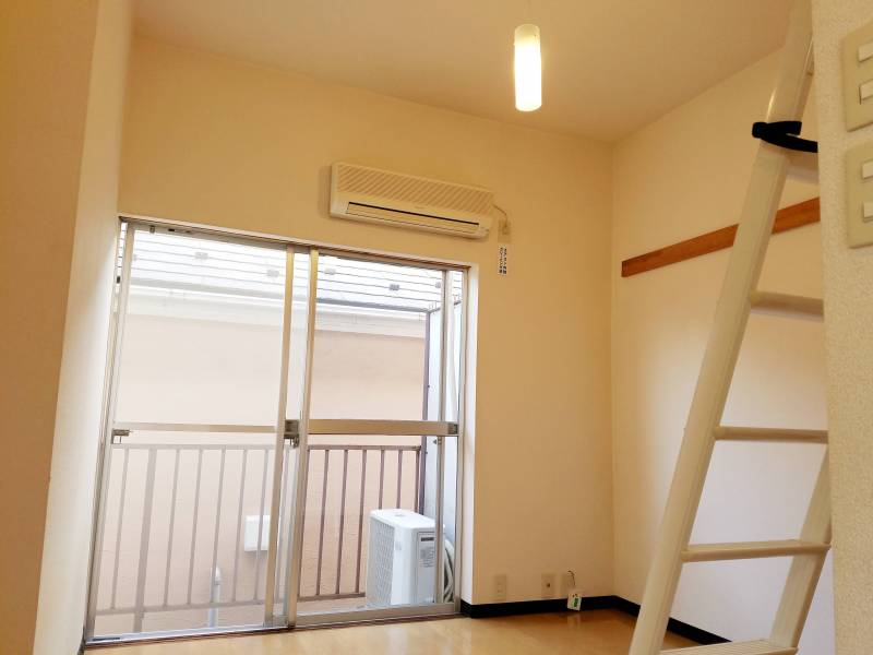 玄関側から見た部屋