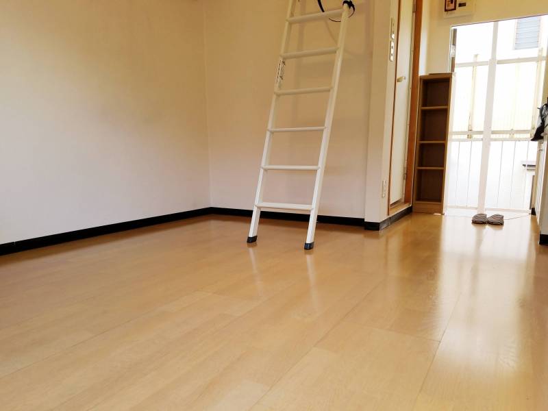 ベランダ側から見た部屋