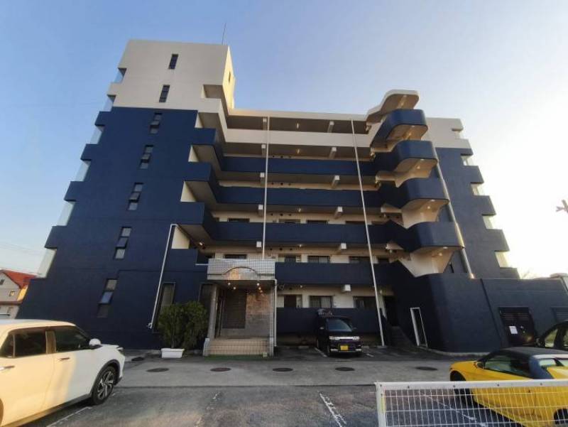 アシコタウン足利近くにそびえたつ、美しいブルーの建物