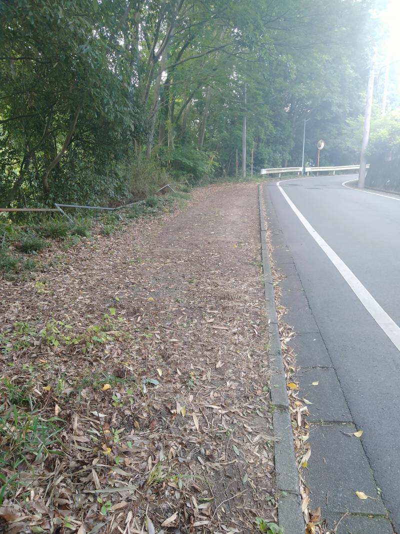 お家の近隣に駐車場があります。車2台でも可能、無料です！