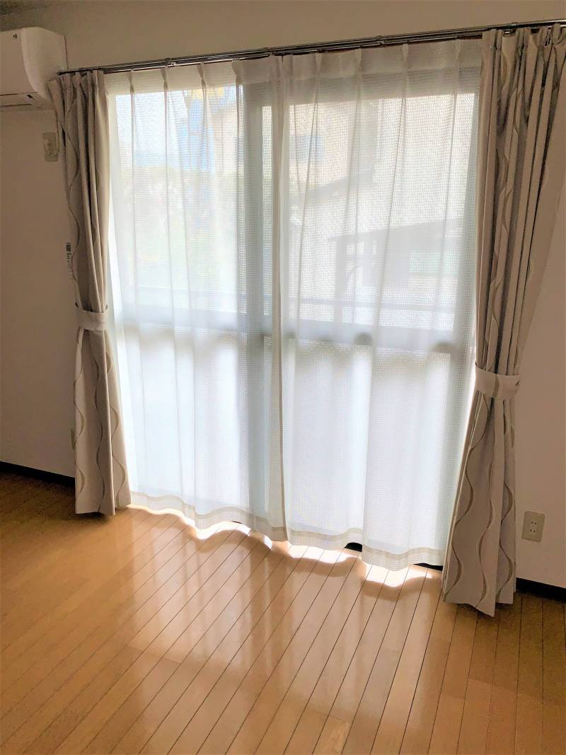 今ならカーテンもおつけします！（現状有姿）