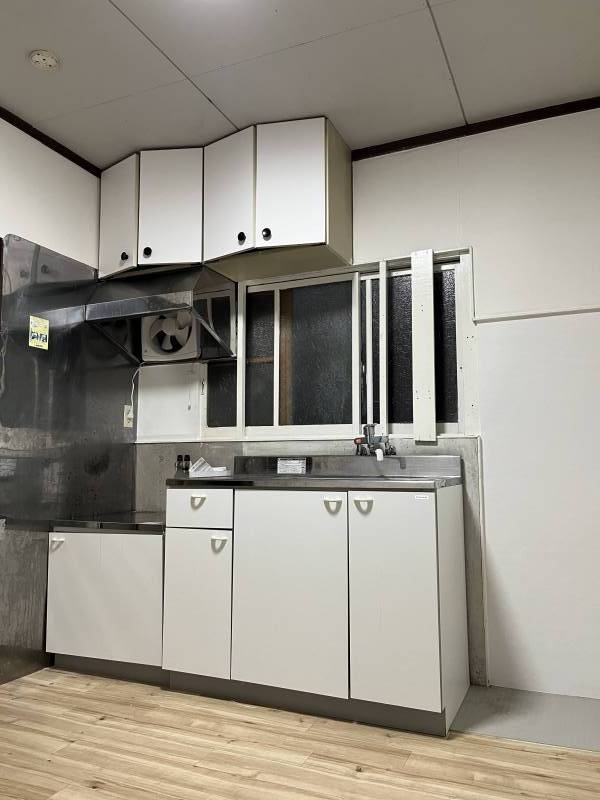 明るくて清潔感のあるキッチン。換気扇は新品に交換済み