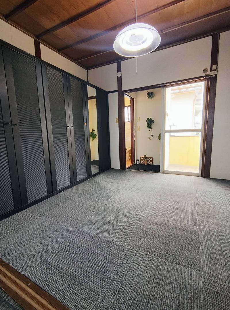 家具付です。
事務所や倉庫としての利用も可能です。