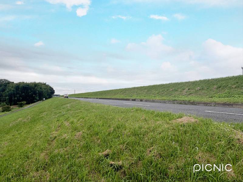 雰囲気のある土手が目の前です