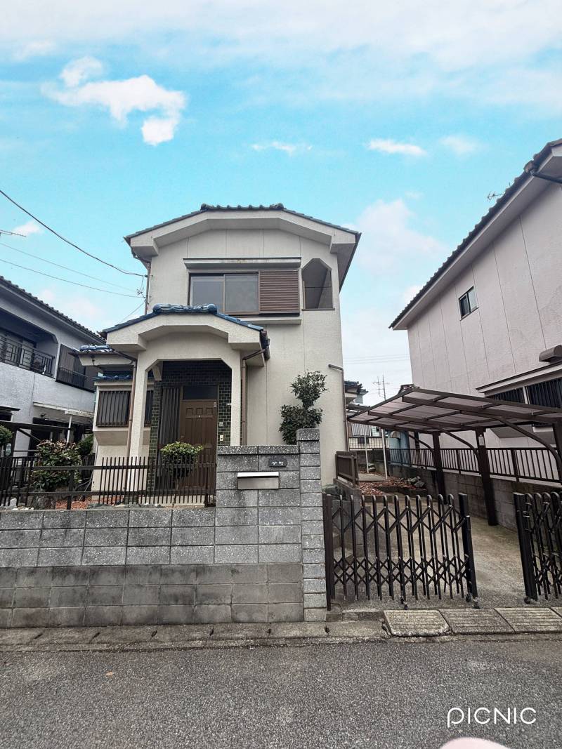 敷地内はオレンジ色の瓦チップでお洒落に埋めています♪