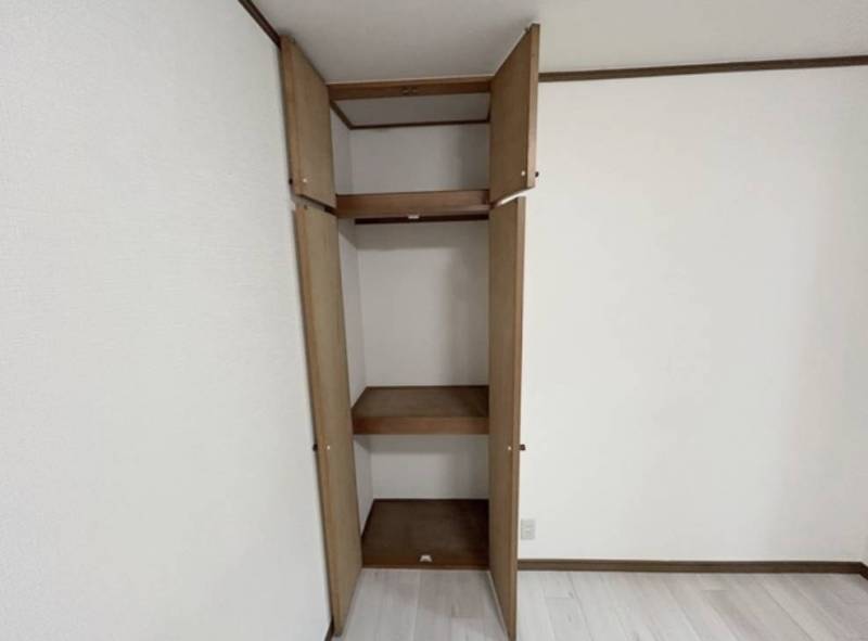 6畳のお部屋には天井までの扉付収納。