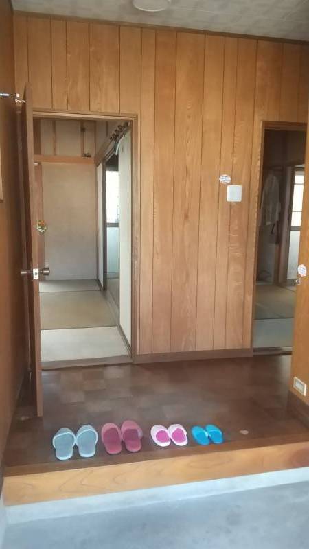 玄関は吹き抜けになっていて、開放感があります。